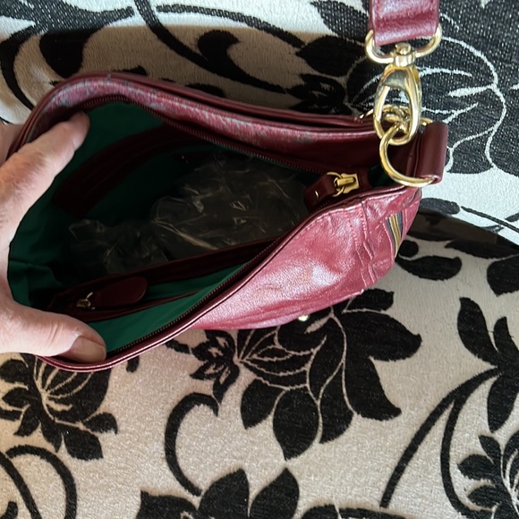 Beautiful Burgundy purse with both over shoulder and a short strap - Picture 3 of 3